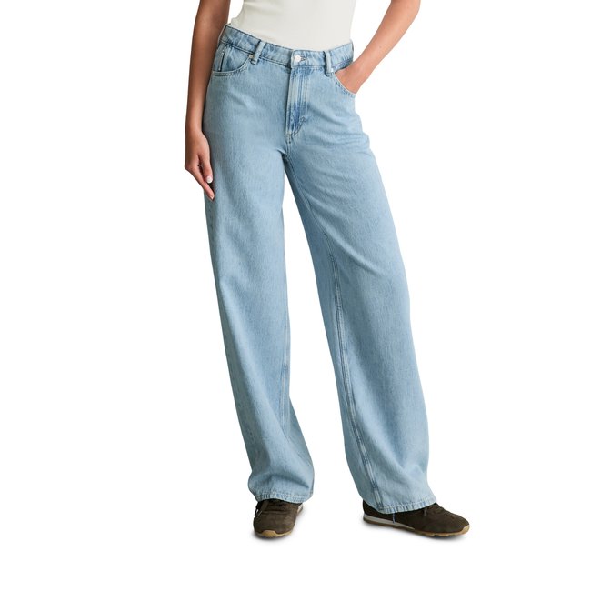 Jeans modèle Tomma large en qualité légère de coton bio bleu clair <span itemprop=