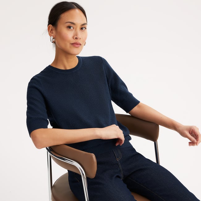 Pull col rond, en fine maille pointelle, en lin et coton bleu marine <span itemprop=