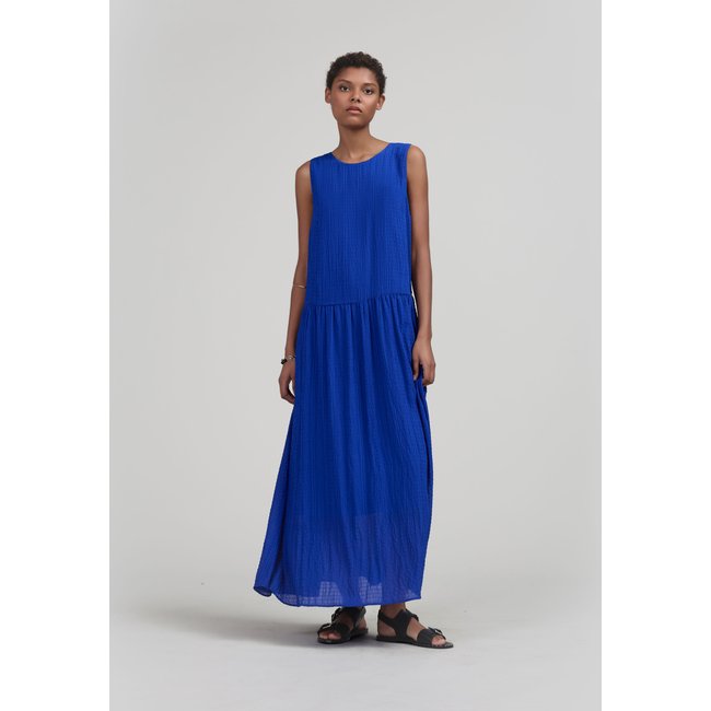 Robe longue cobalt recyclé tissu gaufré bleu électrique <span itemprop=