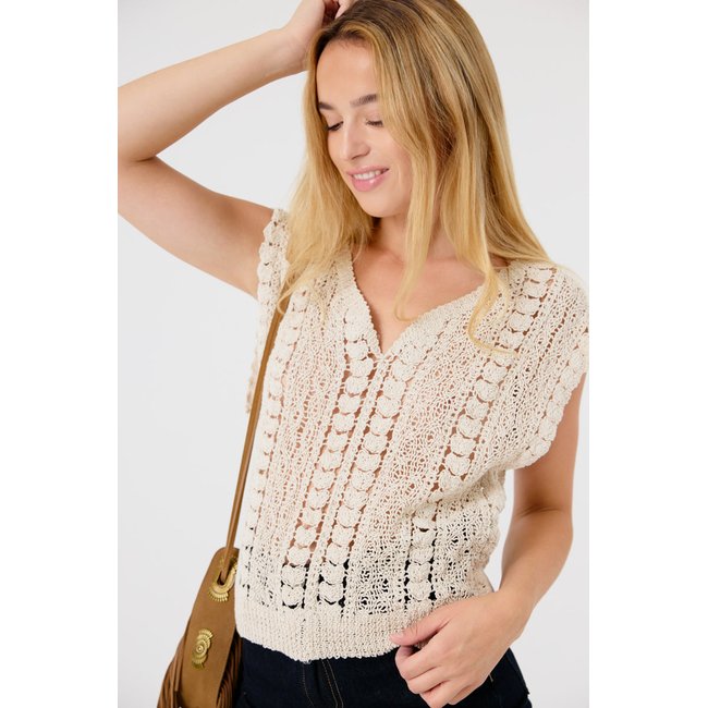 Gilet crocheté avec détails texturés CERENA beige <span itemprop=