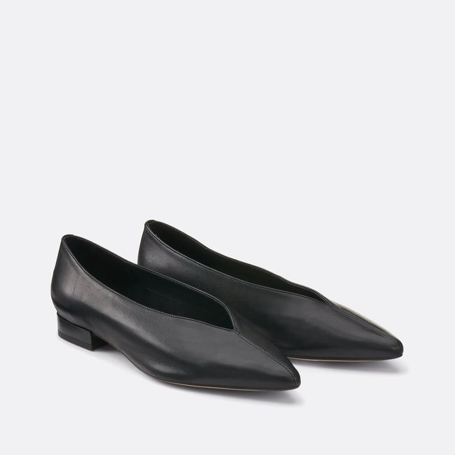 Ballerine pointue à talon plat en cuir noir <span itemprop=