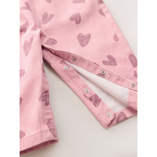 Salopette en jean imprimé cœur rose <span itemprop=