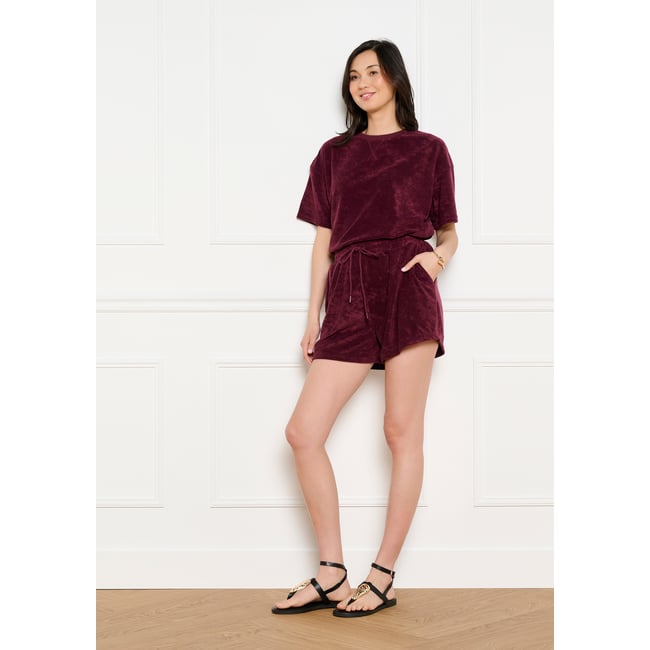 Short éponge taille nouée aubergine <span itemprop=