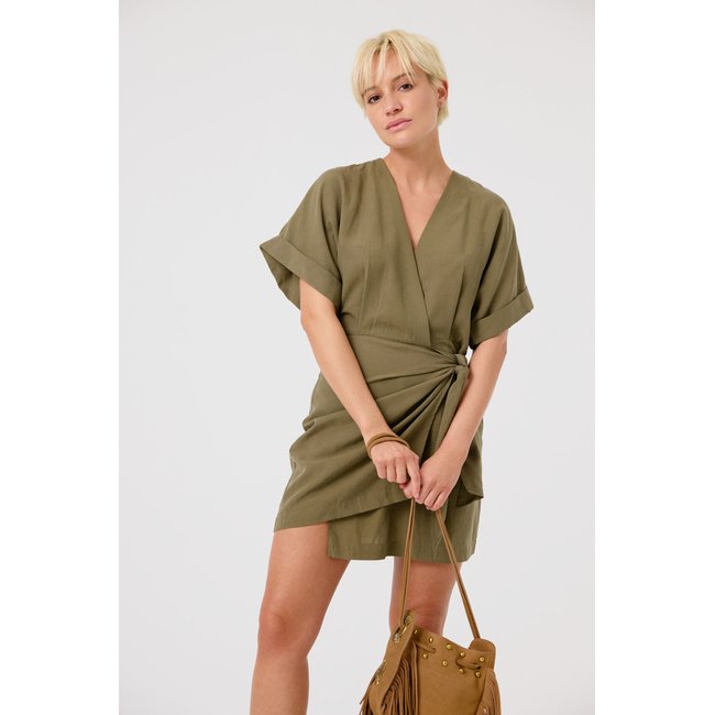Robe portefeuille avec manches courtes et ceinture à nouer EMIE vert olive <span itemprop=