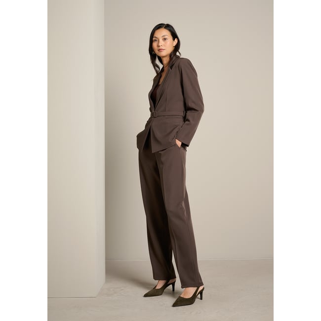 Pantalon tailleur fluide brun fonce chocolate <span itemprop=