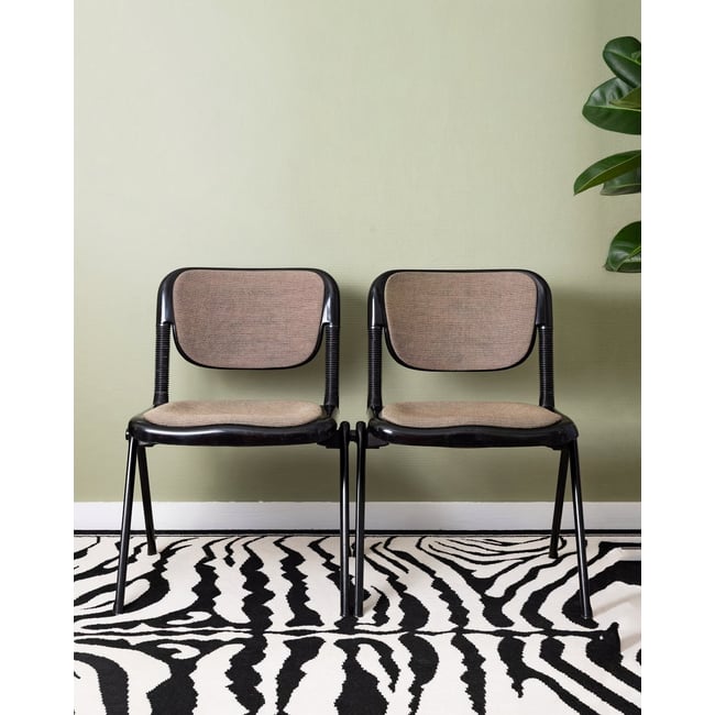 Paire de deux chaises design Alma N°1991 - Bon état Couleur noir <span itemprop=