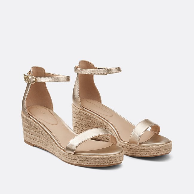 Sandales compensées en cuir doré <span itemprop=