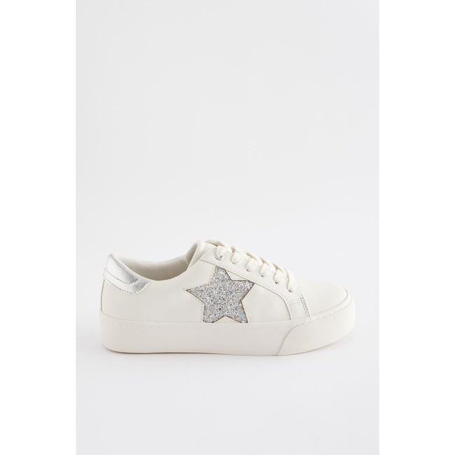 Baskets lacées semelles épaisses et étoiles blanc/argent <span itemprop=