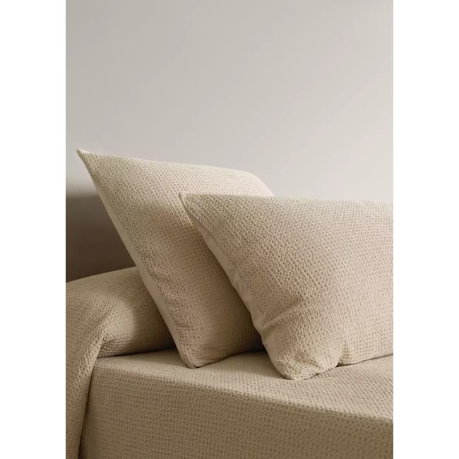 Taie d’oreiller en coton gaufré garment-dyed 45 x 110 cm beige <span itemprop=