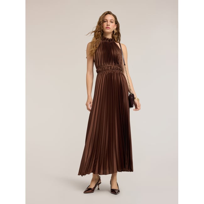 Robe longue plissée avec goutte au dos marron <span itemprop=