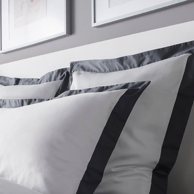 Taies d'oreiller satin de coton CELESTE lot de 2 gris foncé <span itemprop=