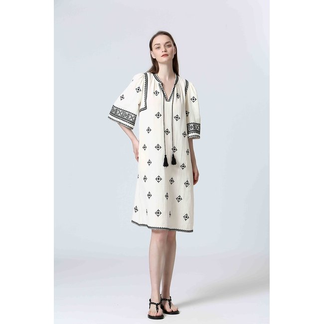 Vestido de comprimento médio com estampado étnico preto <span itemprop=