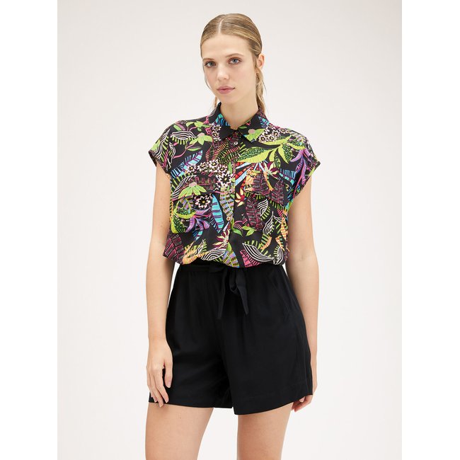 Chemise cropped avec poches à imprimé tropical noir <span itemprop=