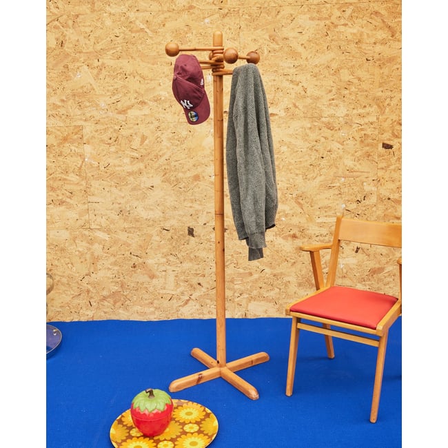 Porte-manteau en pin Max N°354 - Bon état Couleur bois clair <span itemprop=