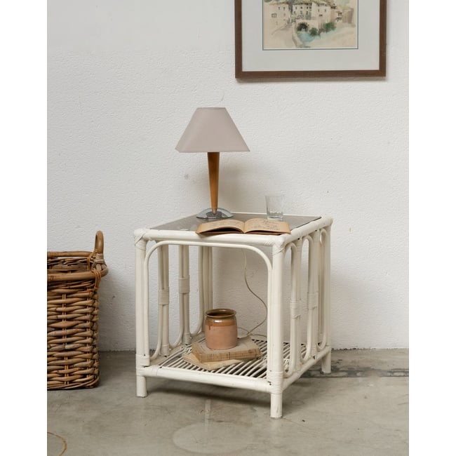 Table d'appoint en verre et rotin blanc Francine N°1683 - Bon état Couleur blanc <span itemprop=
