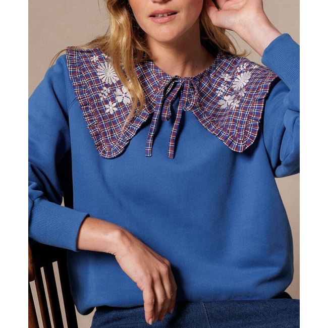 Col amovible brodé, KALINDRA carreaux bleu rouge <span itemprop=