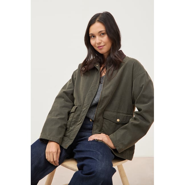 Parka oversize courte col classique vert kaki <span itemprop=