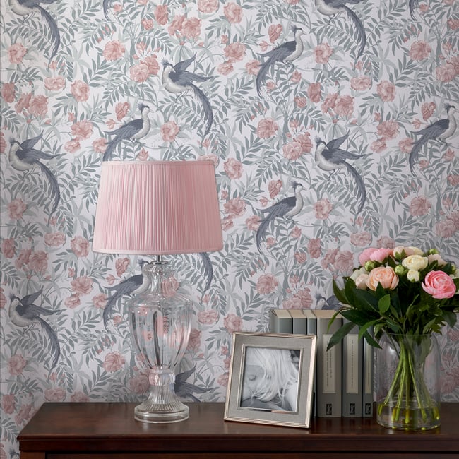 Papier peint Fleurs et oiseaux Osterley wood Couleur vert bleuté, corail, blanc grisé <span itemprop=