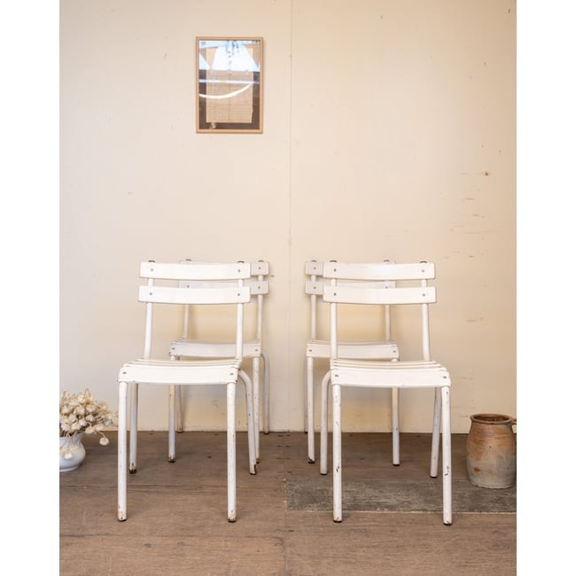 Lot de 4 chaises en métal blanc Alma N°1832 - Bon état Couleur blanc <span itemprop=