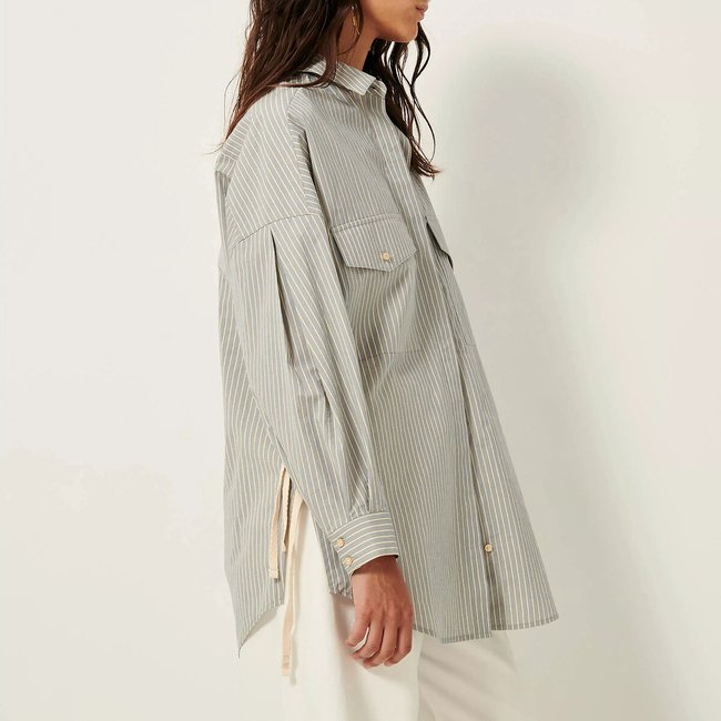 Chemise ample rayée, fendue côtés, KOYACO bleu clair <span itemprop=