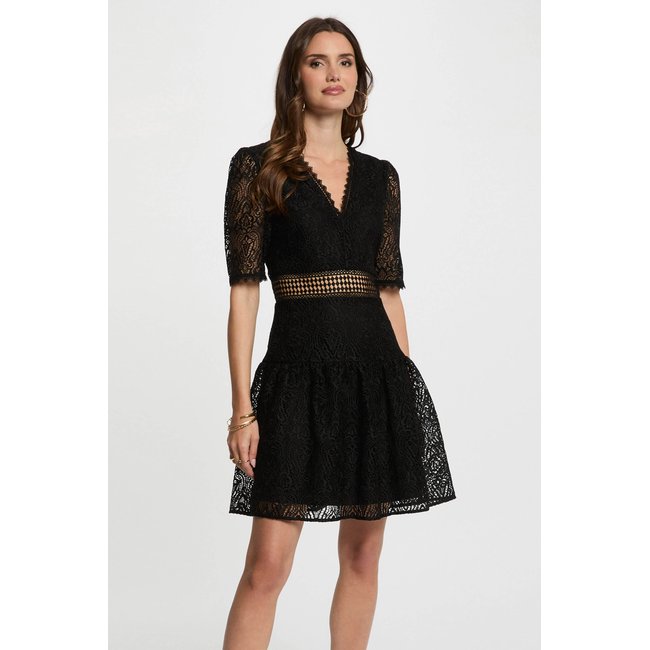Robe courte cintrée dentelle noir <span itemprop=