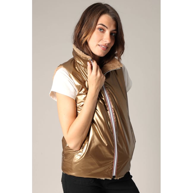 Doudoune réversible sans manches en imitation fourrure et métallisée
 NARA gold <span itemprop=