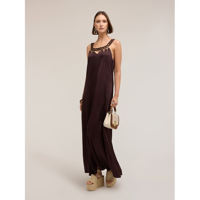 Robe longue avec détail métallique marron <span itemprop=