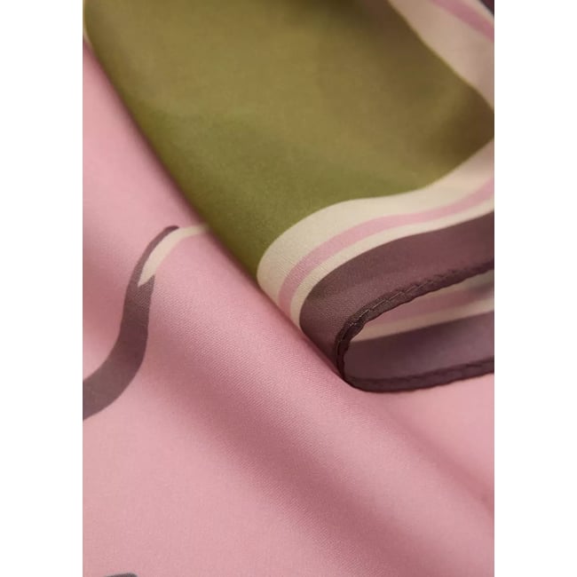 Foulard à fleurs rose <span itemprop=