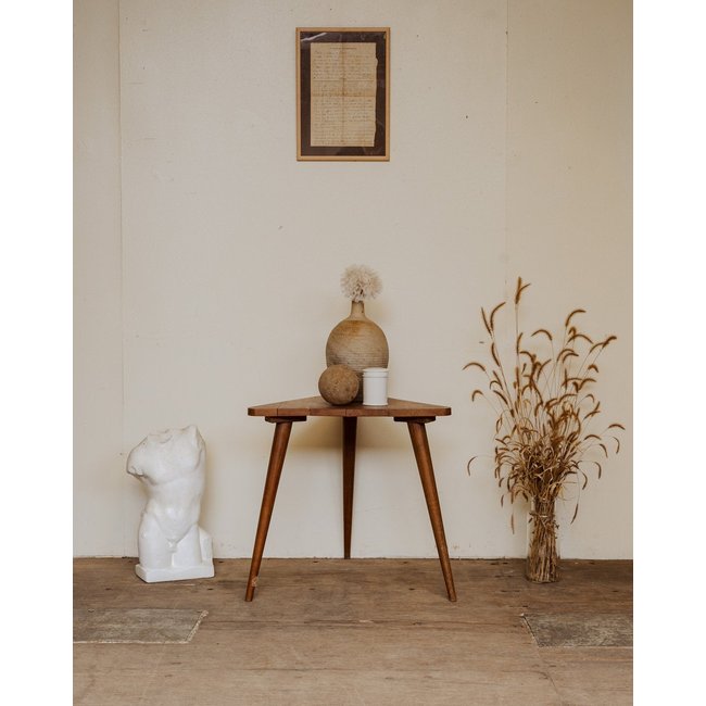 Table d'appoint en bois Hanna N°1354 - Bon état Couleur bois foncé <span itemprop=