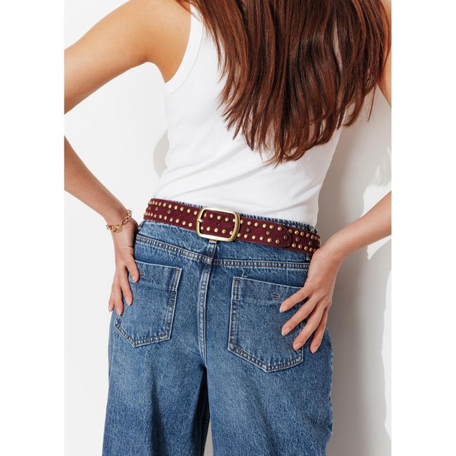 Large ceinture en cuir clouté bordeaux <span itemprop=