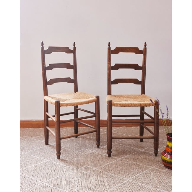 Paire de chaises en paille Claude N°1340 - Bon état Couleur bois foncé <span itemprop=