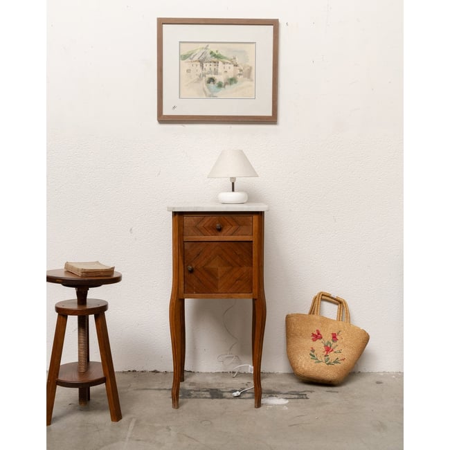 Table de chevet en bois et marbre blanc Odile N°1613 - Bon état Couleur bois foncé <span itemprop=