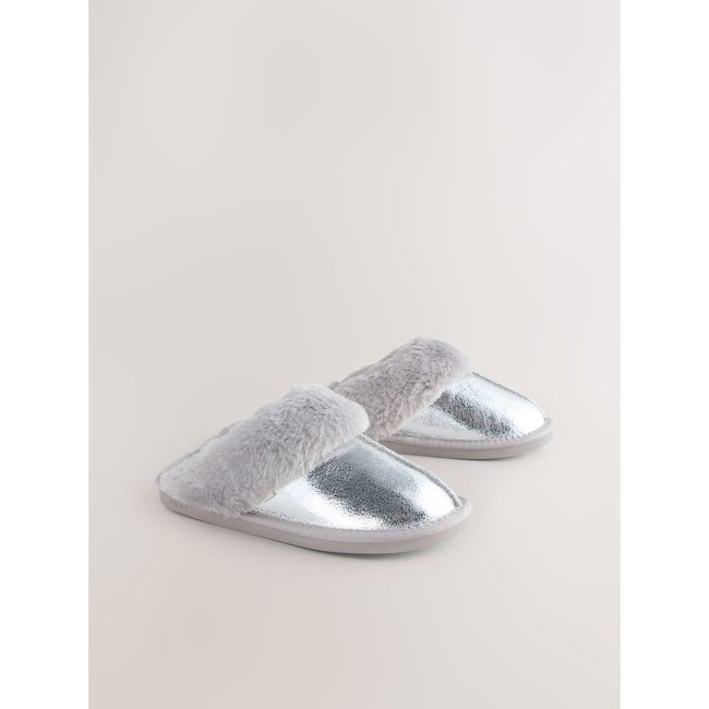 Chaussons mules en imitation fourrure métallisée argent <span itemprop=
