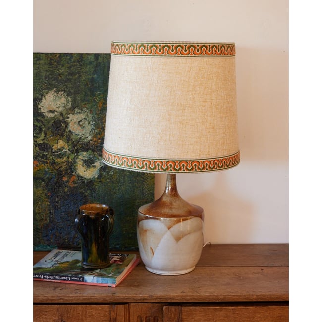 Lampe seventies en céramique Julia N°1051 - Bon état Couleur beige <span itemprop=