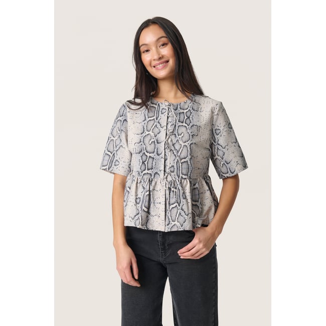 SOAKED IN LUXURY Blouse à manches courtes SLXala gris grey snake print <span itemprop=
