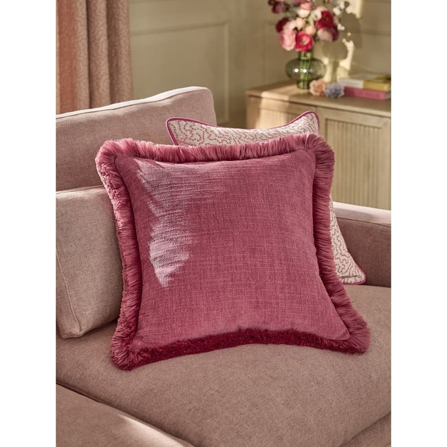 Coussin en chenille et velours à franges rose <span itemprop=