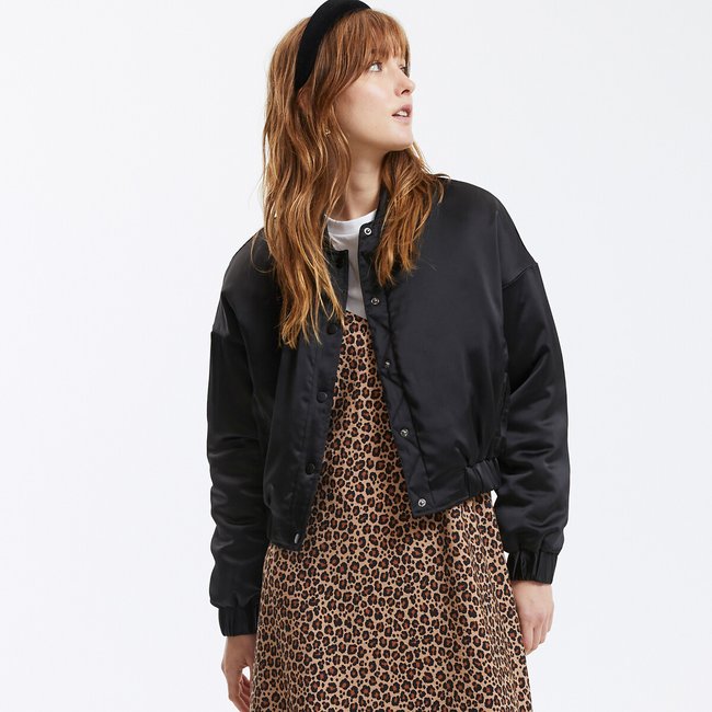 Gesteppte Bomberjacke aus Satin schwarz <span itemprop=
