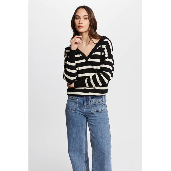 Pull col en V à capuche noir <span itemprop=