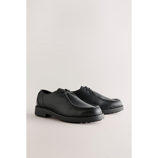 Chaussures avec effet plastron sur le devant noir <span itemprop=