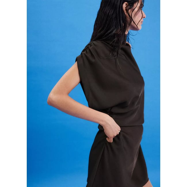 Robe asymétrique froncée latérale marron <span itemprop=