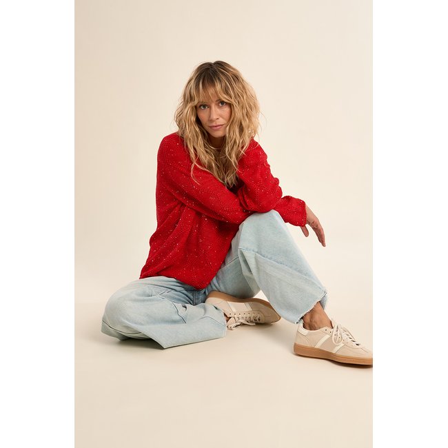 Pull en maille ajourée, parsemé de strass rouge <span itemprop=