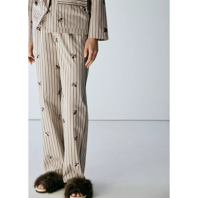 Pantalon de pyjama à rayures, fleurs brodées et paillettes sable <span itemprop=