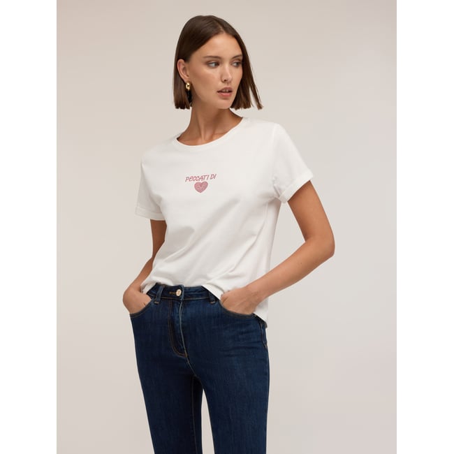 T-shirt avec inscription et cœur en strass blanc <span itemprop=