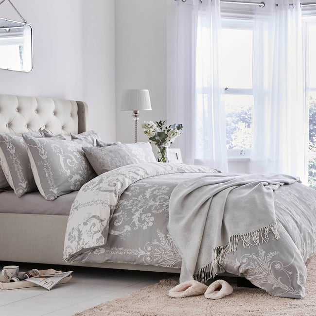 Parure de lit fleurie baroque Damassé Josette Steel pour grand lit double gris <span itemprop=