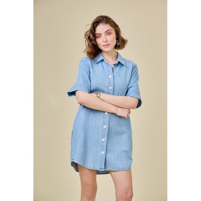 Robe chemise courte bleu jean <span itemprop=