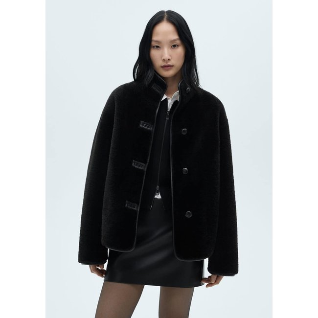 Manteau court en imitation fourrure noir <span itemprop=