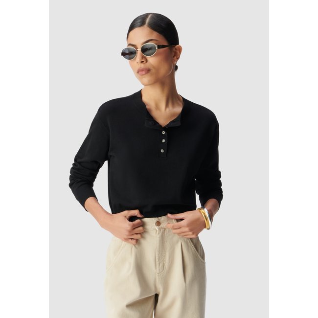 Pull chic tricot fin boutons strass noir <span itemprop=