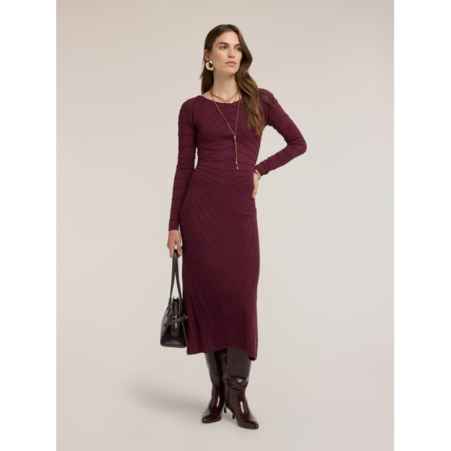 Robe fourreau avec texture en relief burgundy <span itemprop=