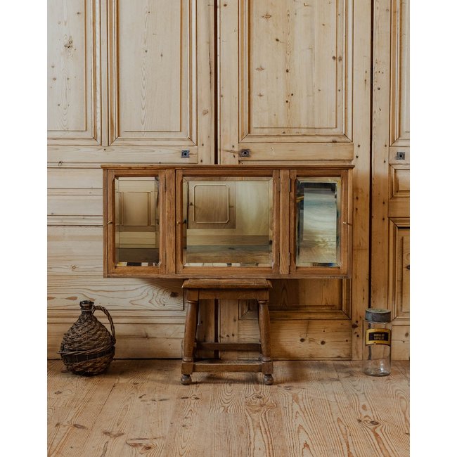 Petite vitrine en bois et verre biseauté Victoria N°1254 - Bon état Couleur bois foncé <span itemprop=