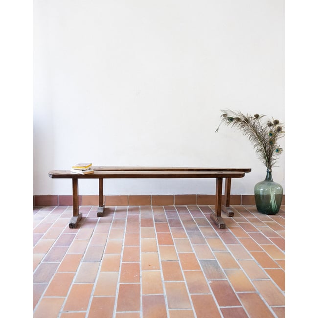 Paire de bancs brutalistes Antoine N°480 - Bon état Couleur bois foncé <span itemprop=